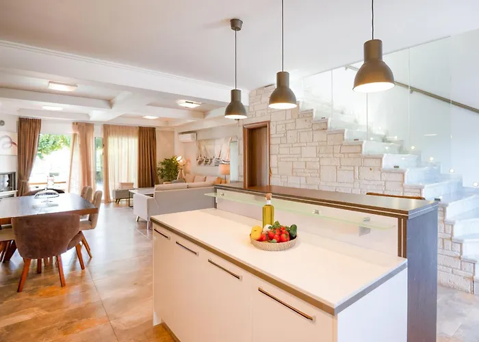 Sunny Exclusive Ena Chaniotis